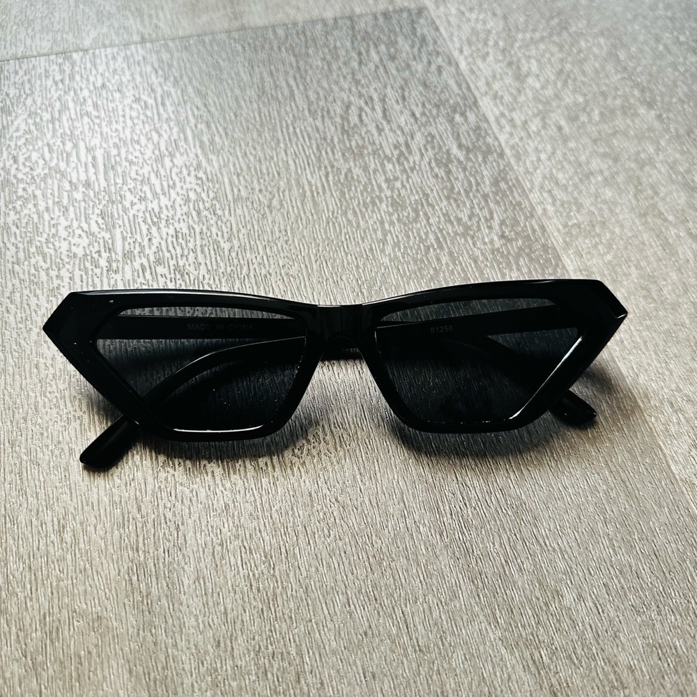 Chic Black Triangle Retro Iconic Sunglasses